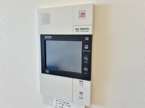 画面付きのインターホンです。不必要なセールスなどを玄関まで通すことなくお断りできます。