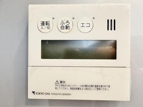 浴槽へのお湯張り、追い焚き、保温までスイッチひとつで自動操作できるオートバスシステムが採用されています。また、キッチンとバスルームに設置されたコントローラーで相互通話も可能になっています。