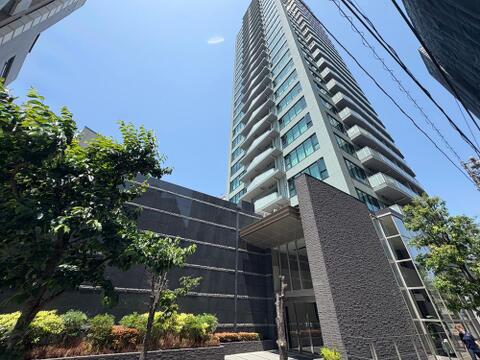 閑静な分譲地に佇む、高級感漂う住宅。毎日家に帰るのが楽しみな住まい。つい誰かを招きたくなる住まい。そんなお家がここにあります。