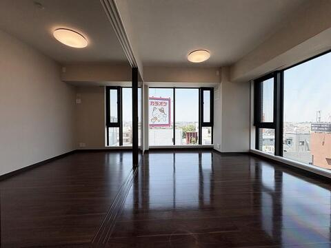 家族が一緒に座り、笑い合って楽しい時間を過ごし、心地よい空間でリラックスが出来るスペースでございます。
