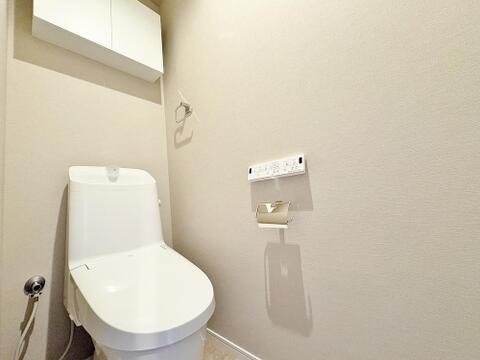 十分な広さと清潔感のあるカラーで纏まったトイレ。プライバシーへの配慮や動線、落ち着いた空間となる様、全体的な配置にこだわって設計されております。