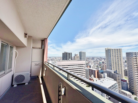横に広がったバルコニー。お洗濯物を干しても、天気がいい日ならすぐ乾きそう。
