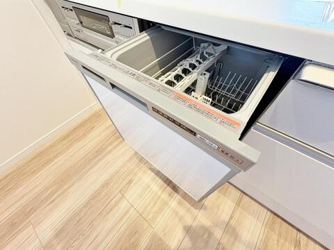 「ビルトインタイプ食器洗乾燥機」通常の手洗いでは使用出来ないほど高温のお湯や高圧水流を使うことにより汚れを効果的に落とすことができる。殺菌効果が非常に高く哺乳瓶などを使う家庭で需要が高く大変便利。