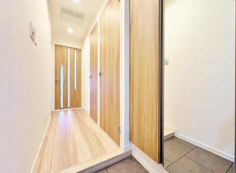 上質感漂う玄関と廊下。居住者の帰り、訪れる方を優しく迎える・安らぎに満ちた生活空間を予感させる。健やかな暮らしを楽しめそう。