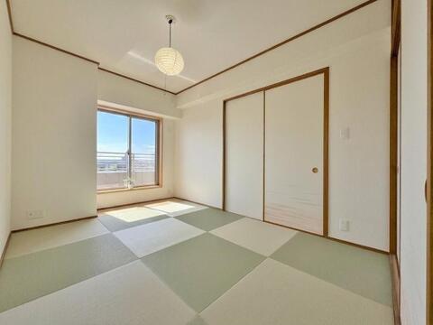 「和室6.5畳」市松模様の畳がモダンな和室は、お子様が安心して遊べる空間です。明るい陽光が差し込み、家族の笑顔が溢れる団らんのひとときを演出します。
