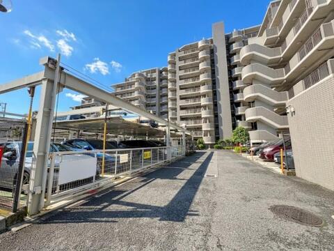 機械式駐車場になっております。