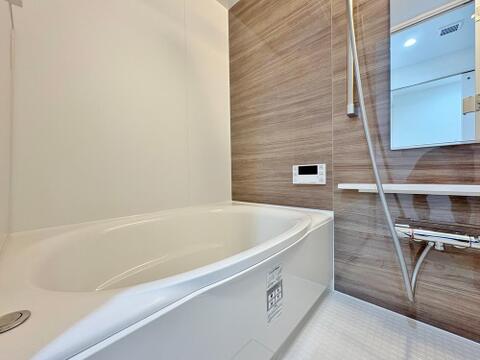 浴室を清潔に保つ換気乾燥機はもちろん、スイッチ一つでお湯張りができるオートバス機能付き。水はけが良く滑りにくい床素材を採用しており、日々のお手入れもラクラクです。