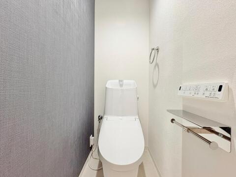 清潔感あふれるトイレには、もちろん温水洗浄機能を完備。ペーパーホルダーやタオルリングはスタイリッシュなメタル素材で統一されており、お手入れもしやすい仕様です。