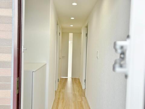 一歩足を踏み入れると広がる清潔感あふれる住空間。新規交換された建具や収納が、すっきりと洗練された第一印象を与えてくれます。