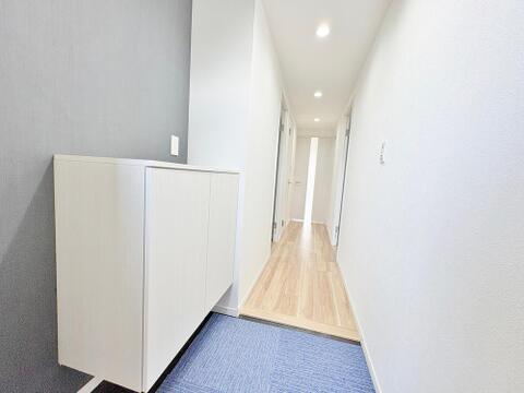 シックなアクセントクロスがお出迎え。新調された明るいフローリングや建具にダウンライトの柔らかな光が降り注ぎ、洗練された空間を演出します。