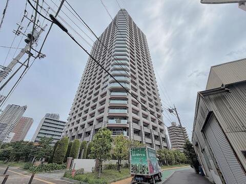 堂々たる佇まいの高層マンションが、ご家族の新しい暮らしの舞台となります。周辺には緑も多く、落ち着いた環境で子育て世代にもおすすめです。