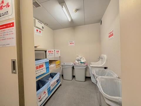 各階に設置された清潔なゴミステーション。分別しやすい工夫がされており、忙しいご家族の家事効率をサポートします。いつでも気持ちよく利用できます。