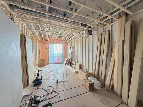 骨組みから想像が膨らむ、開放的なリビング空間です。大きな窓から陽光が降り注ぎ、家族の成長を見守る明るい毎日が始まります。