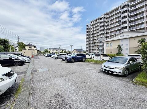 敷地内にゆとりの駐車場を確保。お車の出し入れがしやすく、お子様の送迎や家族での外出にも便利です。