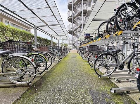 雨風から大切な自転車を守る屋根付き駐輪場を完備。2段ラックで効率よく収納でき、お子様の自転車やベビーカーもスマートに置けます。家族の毎日を快適に。