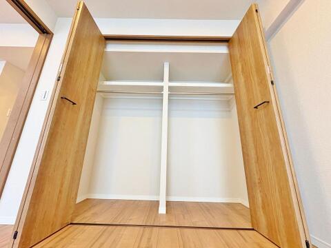 枕棚とハンガーパイプが付いた使い勝手の良いクローゼット。丈の長い衣類もシワを気にせずスッキリ綺麗に収納できます。お部屋の片付けがグッと楽しくラクになりますね。