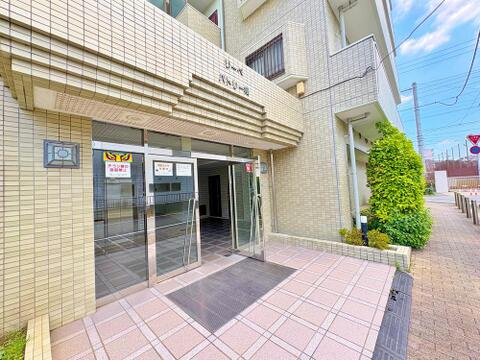 居住者やゲストを心地よく迎え入れてくれる、清潔感のあるエントランス。日勤の管理体制で共用部も綺麗に維持されており、安心感のある暮らしが叶います。