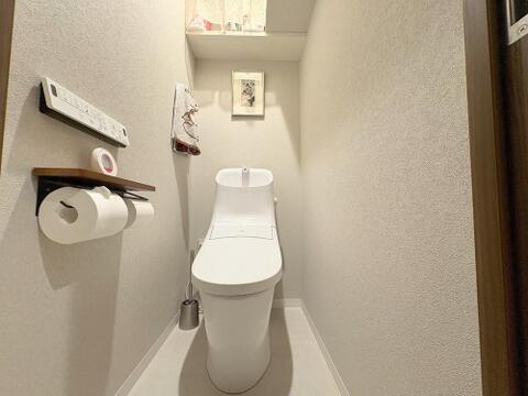 空間を無駄なく活用し、上部には便利な収納スペースを確保。トイレットペーパーなどのストック類もスッキリと片付きます。