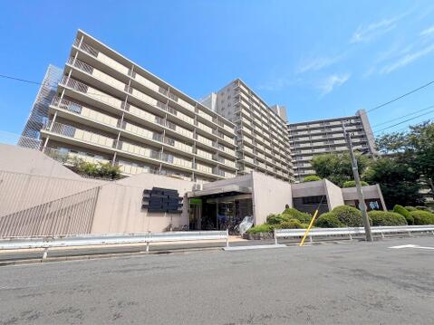 3駅3路線利用可能な好立地を誇る、総戸数286戸の大規模マンション。南西向きで日当たりも良く、快適な新生活をスマートに始められます(掲載写真はAIによる画像加工を施しています)。