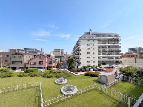 目の前に美しい芝生の緑が広がり、遮るもののない大パノラマ。南西向きの澄み切った青空をダイレクトに手に入れられる特等席です。※掲載写真はAIによる画像加工を施しています。