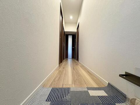 玄関から各居室へスムーズに移動できる、無駄のない動線設計。落ち着いたトーンの建具が、住空間全体に品格を与えてくれます。