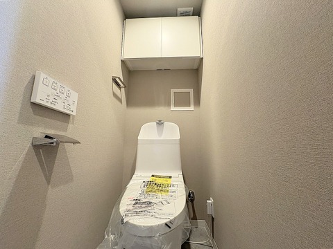 多機能トイレ、壁付けのパネルになりますので、操作もとってもしやすいです。