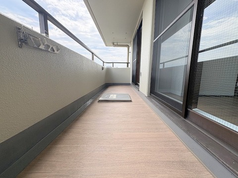 横に広がったバルコニー。お洗濯物を干しても、天気がいい日ならすぐ乾きそう。
