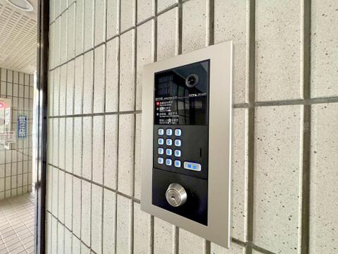 マンションのエントランスにはオートロックシステムがございます。来客の際は室内からも来訪者が確認出来るので、お子様がお留守番の際も安心ですね。