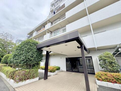 蕨駅まで徒歩圏内。三井不動産旧分譲「パークホームズ」シリーズ。開放感溢れる3方道路の敷地、安心の歩車分離動線を採用。日当たり良好な南東・南西向き中心の配棟で、買い物施設も身近に揃う充実の住環境です。