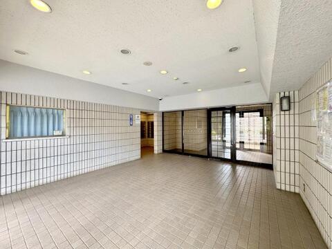 オートロック完備のエントランスが住まいの安心を守ります。3方道路の開放的な立地と歩車分離動線で安全性も高水準。周辺環境も整った、心地よく暮らせる住環境です。
