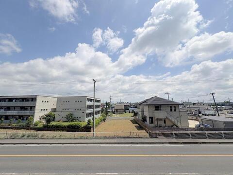 開けた大きな空を見渡せる抜け感のある眺望で、毎日の暮らしに解放感と癒やしをプラス。季節や時間帯ごとに移り変わる美しい空の表情を、お部屋にいながらのんびり楽しめる贅沢なパノラマ景観です。