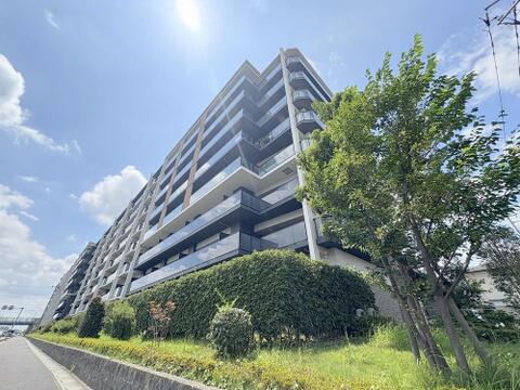 総戸数４９７戸のスケール感を活かした、凛とした存在感を放つ大規模住宅。美しく維持管理されたアプローチや外観デザインが、美しく落ち着きある住環境をエレガントに象徴してくれます。