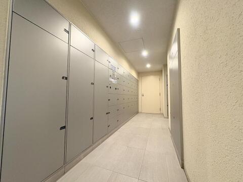不在時でも２４時間いつでも荷物を受け取れる、便利な大型宅配ボックスを完備。ネットショッピングやお出かけが多いご家庭の強い味方で、再配達の手間を省き快適な暮らしをしっかりサポートします。