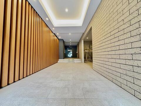 この場所が、あなたの新しい日常の始まり。洗練されたエントランスが迎えるのは、心地よさと安心感。家族の笑顔、友人とのひととき、すべてがここから広がります。