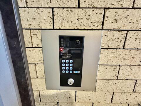当マンションエントランスには、防犯対策の「オートロック」を採用。マンション住人以外の侵入を防ぐために設置しました。お子様がいらっしゃるご家庭にも安心の設備です。
