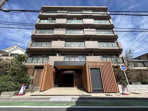 工事が完成する前に、進行中の現場を見学してみませんか。完成後では見ることのできない裏側を実際にチェックできます。・・・完成施工例へのご案内も出来ますのでお申し付け下さい。