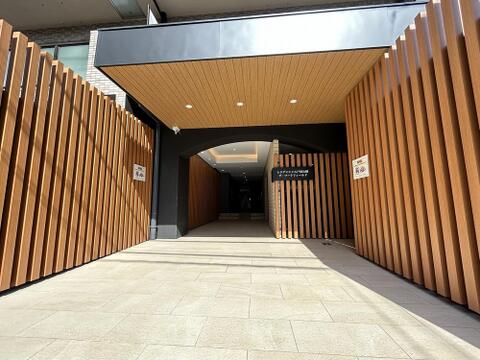 その邸が魅せる、気品・上質・重厚感・極細やかさ、そのすべては訪れた者に安らぎと品性を与える特別な空間です。ここに住むからこそ意味がある。すべての（始まり）をここから迎えます。