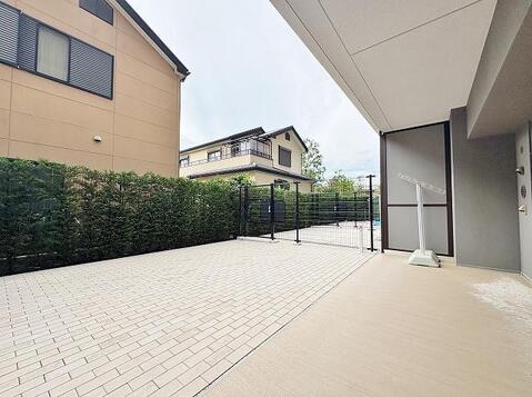 庭とテラスが一体となった開放的な空間。お子様が元気に遊ぶ姿を見守りながら、洗濯物を干したり、ガーデニングを楽しんだり、家族の時間を豊かに彩ります。