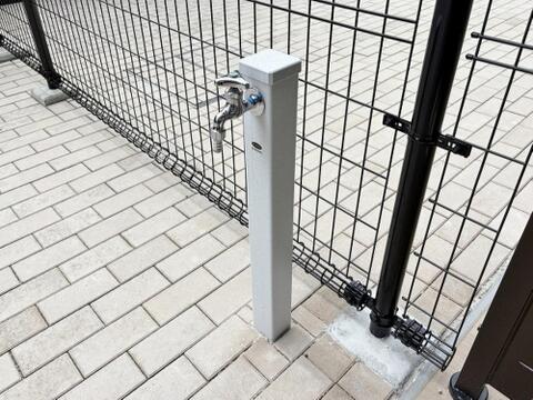 バルコニーには立水栓が設置されているので、掃除や靴やぞうきんの洗い場として便利です。