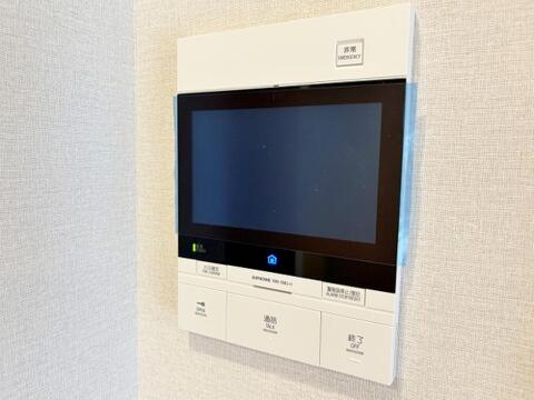 「見える安心」をカタチにしました。誰が来てもわかる様にモニター付きインターホンを設置。家事導線を考慮した個所に設置し、防犯性と利便性に優れ快適と安らぎを合わせた優しい設計。
