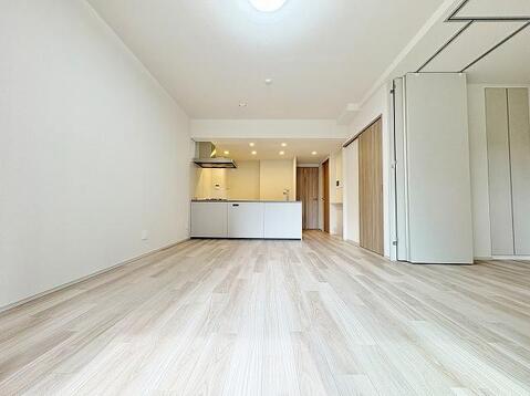 家族の会話が弾む対面キッチンは、お子様を見守りながらられますきる安心設計。収納も豊富で、家事効率もアップする洗練された空間です。