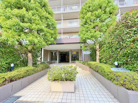 緑溢れるエントランス