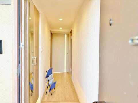 扉を開けると温かな空間が広がる玄関アプローチ。すっきりと整理された廊下は、家族や訪れるゲストを優しく迎え入れてくれます。