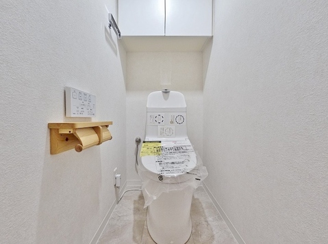 多機能トイレ、壁付けのパネルになりますので、操作もとってもしやすいです。