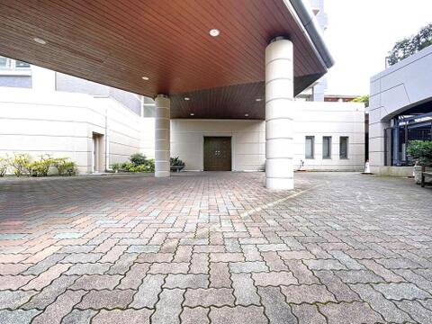 ひと目で心を奪われる、立派で存在感のあるエントランス。華やかさと気品を兼ね備えたゴージャスな設計が、特別な住まいへの期待を高めます。