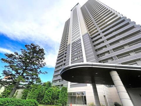 重厚感と気品を纏う美しい外観。街並みに映える堂々とした佇まいが、上質でゴージャスな暮らしを予感させます。