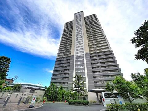 川口のランドマークとして存在感を放つ「エルザタワー32」。洗練された外観と気品漂う佇まいが、日々の暮らしをより豊かで特別なものへと彩ります。