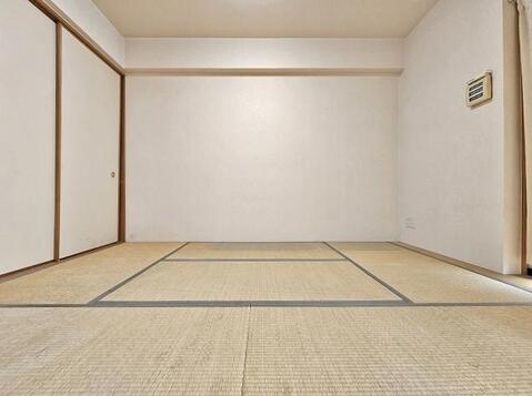 日本人ならこの「和」の匂いや雰囲気がお好きな方も多いのではないでしょうか。居室としてのご利用はもちろん、客間としてもご利用いただけます。リビングへのアクセスがいいのも嬉しい。