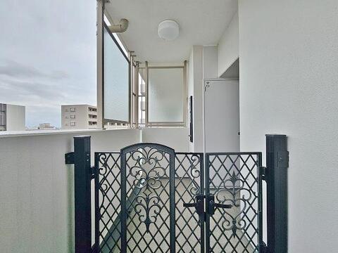 こちらのお部屋には、あったらいいなのポーチがついております。ちょっとしたものなども置けそうですね。これは嬉しいです。