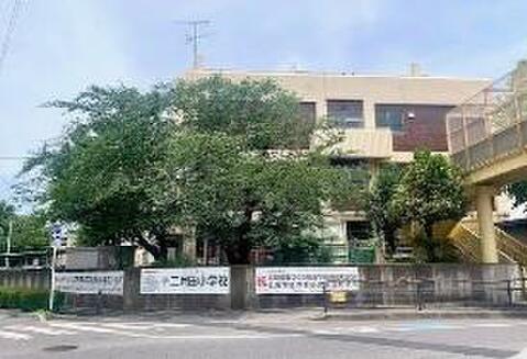 川口市立十二月田小学校まで約443m